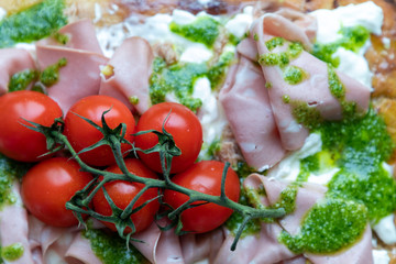 Focaccia italiana de Mortadela tomate y pesto con base de mascarpone
