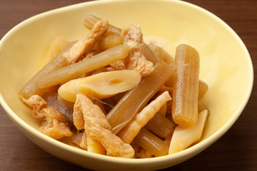フキの煮物