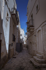 Calle de un antiguo poblado medieval en Italia