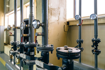 Manometers, pressure gauge, valves and pipes