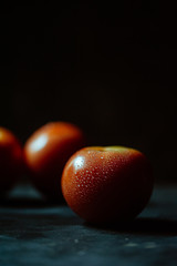Tomate sobre fondo oscuro 