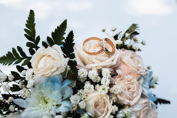  Gold rings on the bride's bouquet on the wedding day