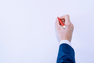 mano masculina escribiendo con un rotulador rojo en un fondo liso