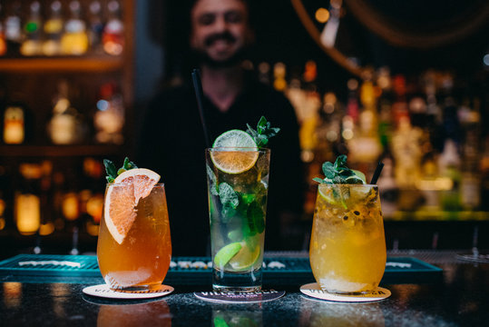 Tragos con bebida alcoh&oacute;lica, hierbas y c&iacute;tricos