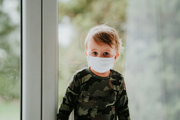 Dziecko, chłopiec w masce antywirusowej © Witekmaoko