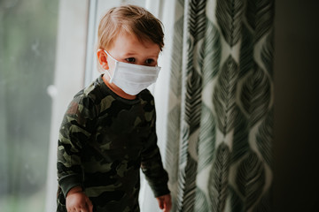 Dziecko, chłopiec w masce antywirusowej © Witekmaoko