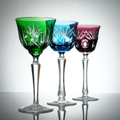 Gläser für Wein aus Kristall im Gegenlicht