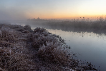Rzeka Narew. Słoneczny poranek z przymrozkiem. Narwiański Park Narodowy. Podlasie. Polska © podlaski49
