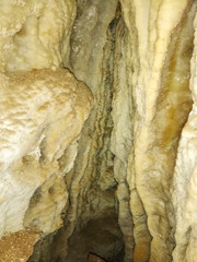 formaciones geológicas en una gruta o caverna