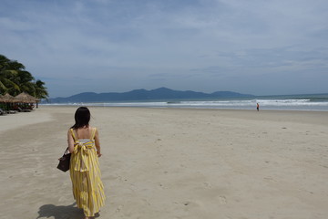 It is a picture of the sea in Danang. Non Nuoc Beach is a beach that has a long history of nature. Because it is a little far from the center of Danang, you can spend a quiet and relaxing time.