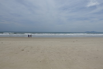 It is a picture of the sea in Danang. Non Nuoc Beach is a beach that has a long history of nature. Because it is a little far from the center of Danang, you can spend a quiet and relaxing time.