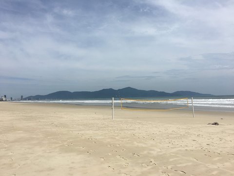 It is a picture of the sea in Danang. Non Nuoc Beach is a beach that has a long history of nature. Because it is a little far from the center of Danang, you can spend a quiet and relaxing time.