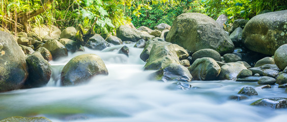 Rochers dans une rivière en pose longue