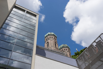 München: Türme der Frauenkirche inmitten moderner Architektur