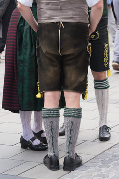 Stramme Wadeln und fesche Dirndl