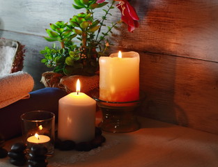 composición de spa para terapias de masajes con velas, aceites, sales minerales, flores y otros...