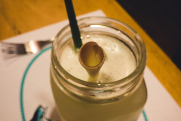zumo de limon con pajilla natural
