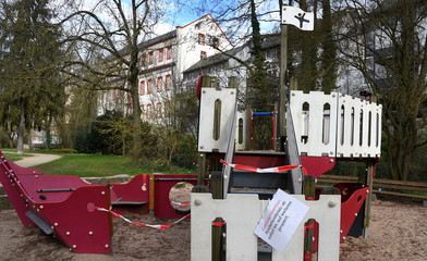 Wegen Covid 19 gesperrter Kinderspielplatz