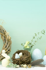 Ozdoby wielkanocne w jasnych i pastelowych kolorach z czystym światłem, z jajkami i królikami, ozdoby do domu, wnętrza, gniazdo ptaka z jajami w środku - 334274698