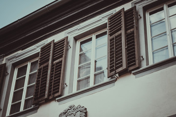 altes Gebäude und alte Fenster