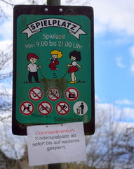 Coronaprävention: Schild an einem gesperrten Kinderspielplatz
