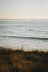 2 surfers waiting for the last wave 