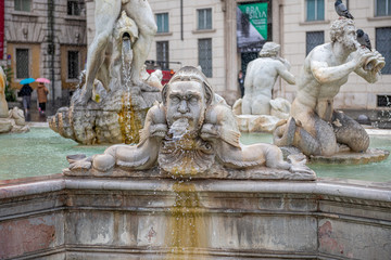 Przepięknie rzeźbiona jedna z 3 fontann na Piazza Navonna w Rzymie. Pochmurny i deszczowy dzień. Włochy, Europa - obrazy, fototapety, plakaty