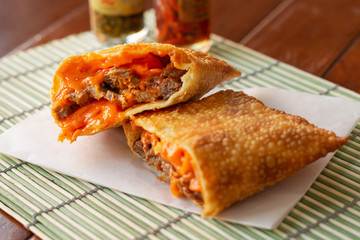 Pastel frito da culinária brasileira com recheio de cheddar e carne 