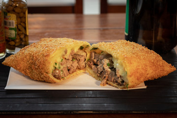Pastel da culinária brasileira de Costela e queijo com massa Crispy 