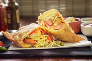 Pastel frito da culinária brasileira recheado com salsicha ervilha queijo hotdog