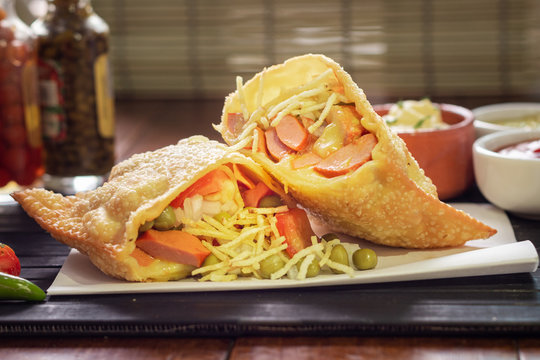 Pastel frito da culin&aacute;ria brasileira recheado com salsicha ervilha queijo hotdog