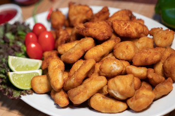Porção da culinária brasileira de frango e peixe frito