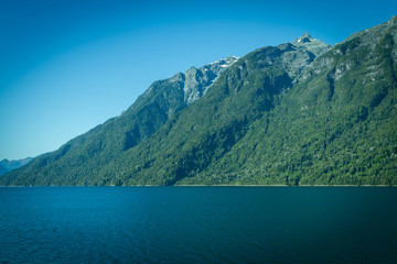 Fototapeta na wymiar camino en barcaza desde caleta gonzalo hasta hornopirén, región de los lagos, Chile.