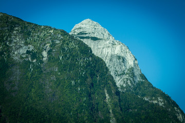 camino en barcaza desde caleta gonzalo hasta hornopirén, región de los lagos, Chile.