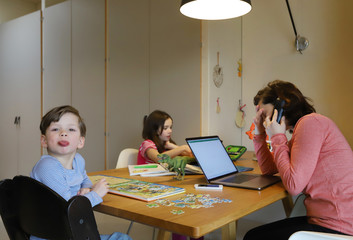 Eine Mutter arbeitet im Homeoffice zusammen mit ihren Kindern am 30.03.2020.