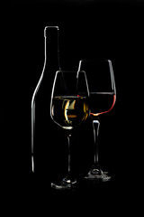 Bicchiere di vino con bottiglia su sfondo nero