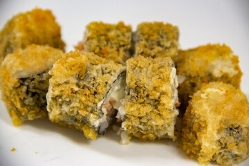 Sushi japonês e rolos fritos