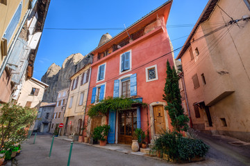 Rue du village en Provence. France. Les façades et volets colorés.