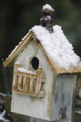Vintage Vogelhaus, niedliche Vogelvilla mit Schnee im Winter