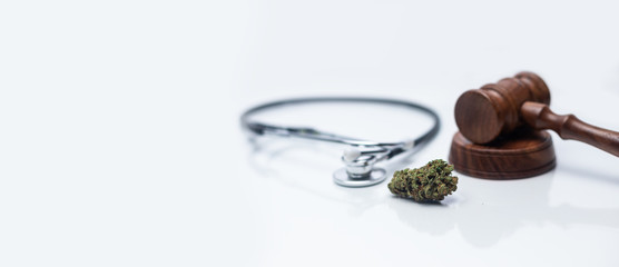 Medizinische Cannabis, Stethoskop und Richterhammer weißer Hintergrund mit Textfreiraum 