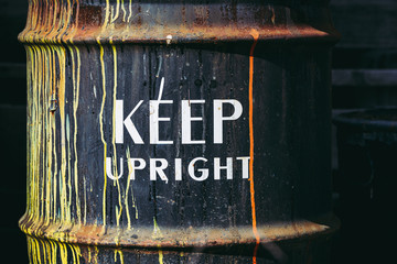 Bidon en métal avec des coulures de peinture et message Keep Upright