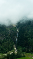 Kleiner Wasserfall in den Bergen