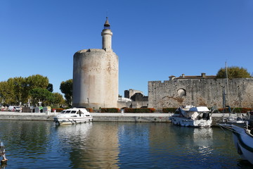 Tour de Constance mit zwei Booten und Kanal in Aigues-Mortes