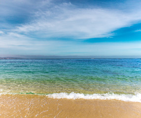 playa cristalina con nubes