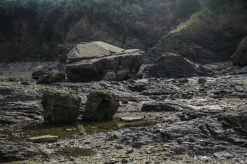 bunker et rochers, marrée basse, côte atlantique