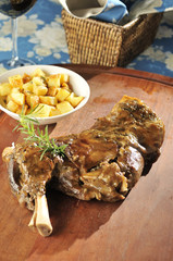 Go Where Gastronomia..Restaurante Gardênia Gabriel..Chef : ..Paleta de Cordeiro Marinada no Vinho Branco, Ervas Servida com Glace de Cordeiro Acompanhado de Batatas Gardênia