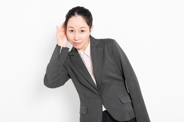 聞き耳をたてる女性