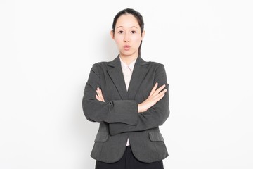 腕組みをする女性