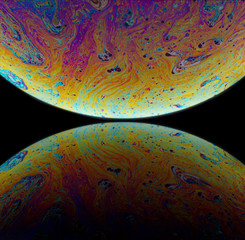 Particolare di  iridescenza delle bolle di sapone © vpardi