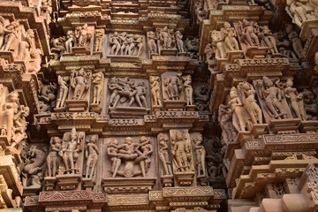 インドのカジュラーホー　世界遺産のカジュラーホー寺院　ヒンドゥー教の物語を表した繊細な彫刻　エロチックな天女像や男女交合像